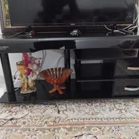 میز تلوزیون شیشه ای در حد نو مشکی