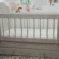 فروش تخت کودک بهمراه تشک و محافظ تشک