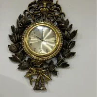 دو‌ عدد ساعت ایستاده و دیواری