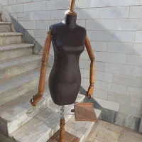 مانکن پینوکیو و مانکن نشسته