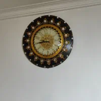 ساعت دیواری نگین دار طرح چوب