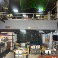 پیتزا زن و سالن کار