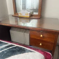 میز چوبی با شیشه