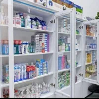 تعدادی کمد و قفسه فروشگاهی داروخانه ای