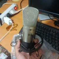 یک عدد کارت صدا m.audio و میکروفون B1
