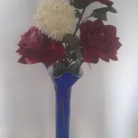گلدان با گل مصنوعی