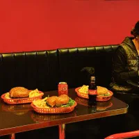 کمک آشپز در برگرشاپ