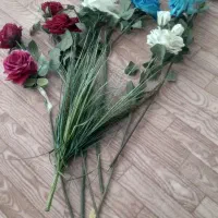 گلدان شیشه ای پایه بلند چند شاخه گل رز|گل مصنوعی|ملایر, |دیوار