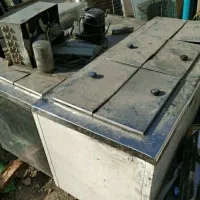 فروشنده (خریدار) یخچال مغازه صنعتی صندوقی ایستاده