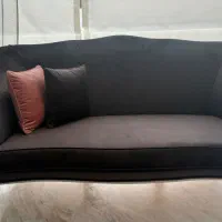 یک عدد کاناپه ۳ نفره رومن تازه رویکوبی شده