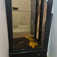 ویترین شیشه ای تمیز