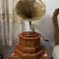 گرامافون قدیمی هندلی دوطبقه کمیاب درحد نو
