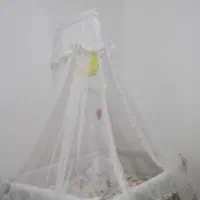 تخت گهواره ای کنار تخت مادر