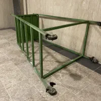 چهارپایه آهنی بزرگ