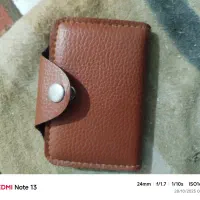 کیف قرمز رنگ حاوی مدارک پیدا شده