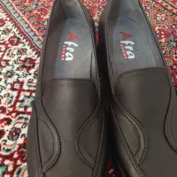 یک جفت کفش زنا نه سایز ۳۷ بزرگ