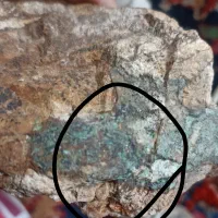 تعدادی سنگ طلا دار