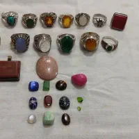 تعدادی‌انگشتر‌و‌نگین‌انگشتر‌و‌گردنبند