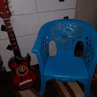 صندلی و گیتار
