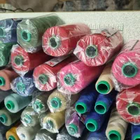 تعداد زیادی نخ زیگزال و دوک|چرخ خیاطی و ریسندگی|صفادشت, |دیوار