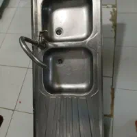 سینک آب کاملا سالم با لوله ها و شیر
