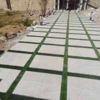 چمن مصنوعی نواری بین موزاییک