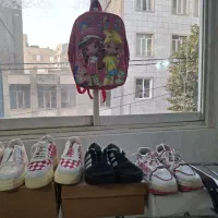 دو جفت کفش اسپرت و کیف مدرسه دخترانه