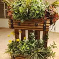 به علت جابجایی صندلی اداری، گلهای مصنوعی