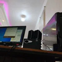 سیستم کامپیوتر به همراه میز بفروش میرسد.