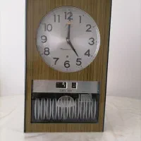 ساعت دیواری قدیمی