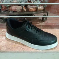 کفش کتونی مشکی و قهوه‌ای