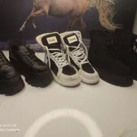 تعداد زیاد کفش کتونی .با.صندل.کیف بزرگ کیف کوچیک|کیف، کفش، کمربند|رشت, استقامت ۱|دیوار