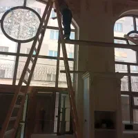 خدمات نظافت کاری تلاش همراه با وسایل کاری و شوینده