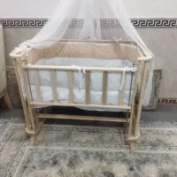 تخت کنار مادر