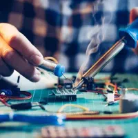 همکاری تعمیرکار تخصصی موبایل