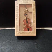 جاسوئیچی فلزی طرح ساز موسیقی با بند گردنی