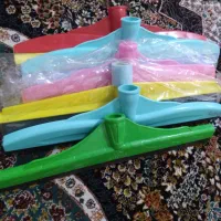 تعدادی طی پشمی لاستیک با دسته  ودستکش کار