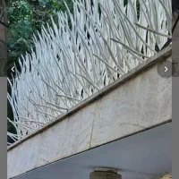 نرده دیواری خاری و بوته ای