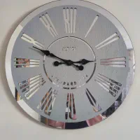 ساعت دیواری در حد نو