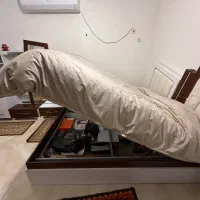 تخت خواب و اینه میز آرایشی