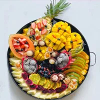 یک نفر کارگر آقا میوه فروشی