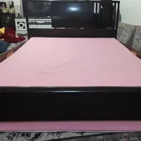 تخت دونفره همراه تشک و میز ارایش