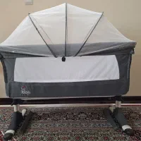 گهواره کنار مادر زویی همراه تشک و پتو نوزادی