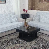 مبل راحتی تختخوابشو و میز ناهارخوری چوبی