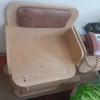 یک صندلی و یک میز تلفن