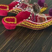 دمپایی دست دوز معروف به چاروق ابریشم