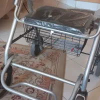 یک عدد واکر چرخ دار نو تازه خریده ام