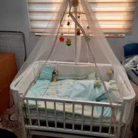 تخت کنار مادر