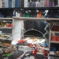 کارگر فروشنده دکه چینش اجناس