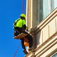 کار در ارتفاع(راپل) پیچ و رولپلاک عایق کاری نما